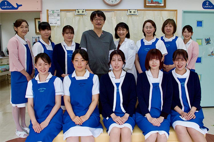 むらかみ小児科アレルギークリニックスタッフ集合写真