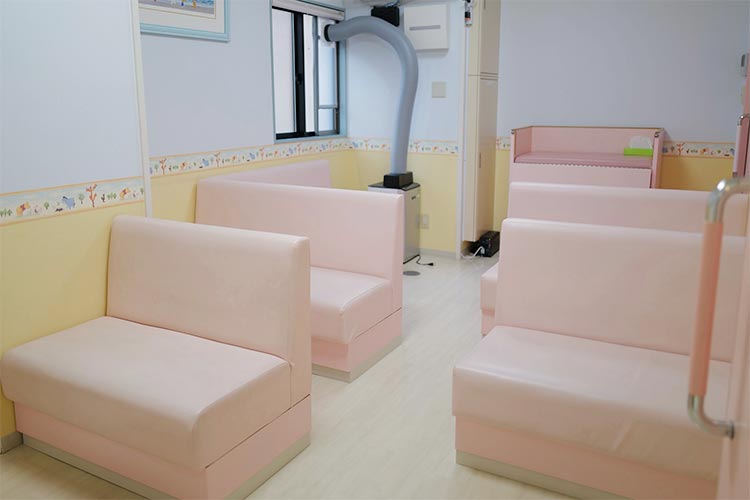 健診・予防接種の待合室